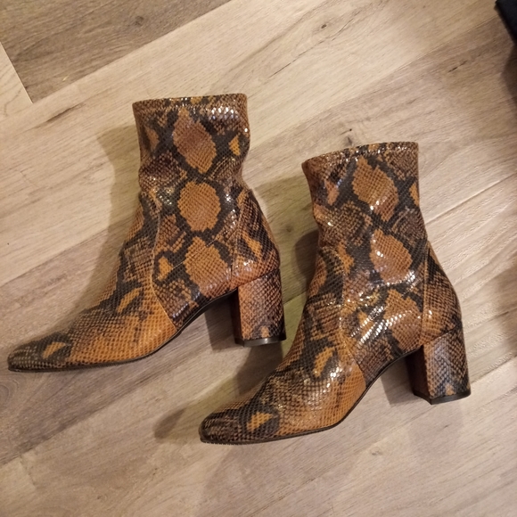 Stuart Weitzman Shoes - Stuart Weitzman Yuliana Bootie